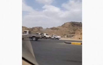 شاهد: مشاجرة مثيرة بالسيارات وتقاذف الحجارة في السعودية
