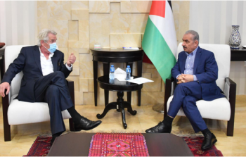 رئيس الوزراء الفلسطيني الدكتور محمد اشتية خلال لقائه المبعوث النرويجي لعملية السلام في الشرق الأوسط تور فنيسلاند