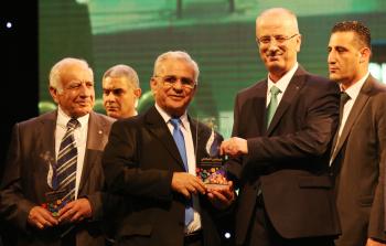 رئيس الوزراء رامي الحمد الله يكرم رئيس جامعة القدس المفتوحة في المنتدى الوطني بالبيرة