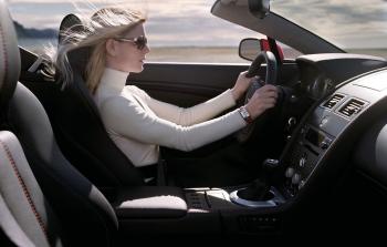 فتاة تقود سيارة مرتدية نظارات شمسية