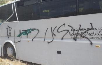 نابلس: مستوطنون يعطبون إطارات 12 مركبة ويخطون شعارات عنصرية