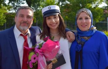  الطالبة الفلسطينية ياسمين اليوسف رفقة والديها