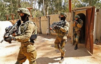 جنود الجيش الاسرائيلي خلال مناورة عسكرية سابقة في غلاف غزة