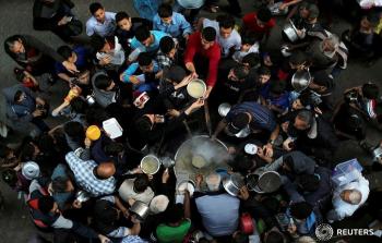 مواطنون في غزة يحتشدون للحصول على شوربة مجانية للافطار في رمضان