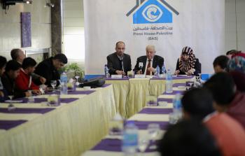 وزير العمل مأمون أبو شهلا يتحدث خلال لقاء نظمه بيت الصحافة للإعلاميين