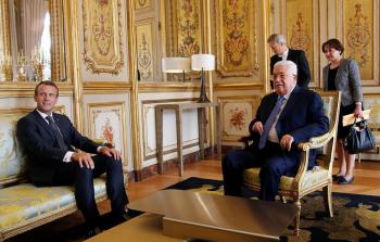 الرئيس الفلسطيني محمود عباس ونظيره الفرنسي إيمانويل ماكرون في باريس