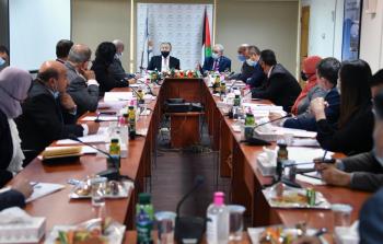 اشتية خلال خلال ترؤسه اجتماعاً لمجلس إدارة هيئة تشجيع الاستثمار