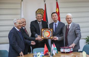 اتفقية بين جامعة القدس والسفير الصيني