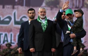 رئيس المكتب السياسي لحركة حماس إسماعيل هنية وبجانبه يحيى السنوار
