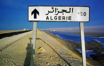 الجزائر تقيم سياجا على حدودها مع المغرب