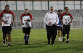 اسماعيل هنية - رئيس المكتب السياسي لحركة حماس خلال مشاركته مع منتخب نجوم غزة