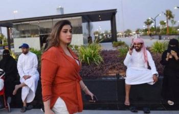 داعية سعودي: المرأة ليست ملزمة بالعباءة ولبس الملون يليق بها