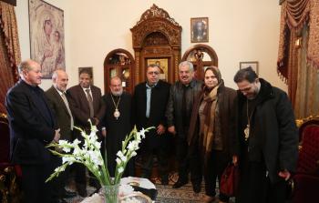 وفد من كتلة فتح البرلمانية يهنئ مجتمع الروم الأرثوذكس بمطرانية بورفيريوس في غزة