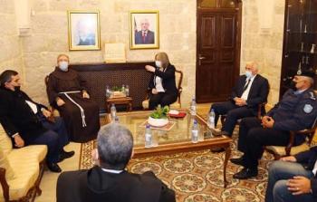 وزيرة السياحة خلال استقبالها حارس الأراضي المقدسة- رام الله