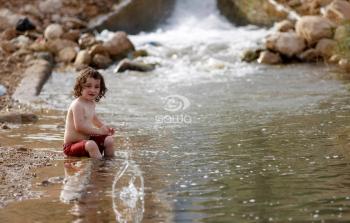 طفل يستجم بالمياه هرباً من حرارة الجو