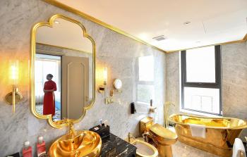 افتتاح أول فندق مطلي بالذهب في العالم 