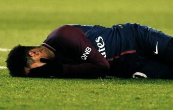 نيمار يبكي على أرضية الملعب بعد اصابته