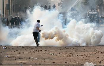 جنود الاحتلال يطلقون قنابل الغاز المسيل للدموع باتجاه الشبان الفلسطينيون 