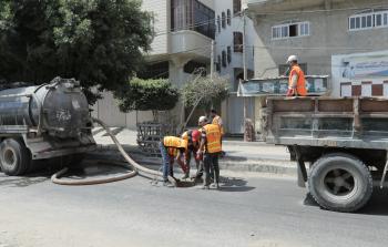 بلدية غزة تدعو لعدم رمي الأوساخ والقاذورات في شبكات الصرف الصحي