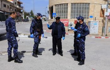الشرطة الفلسطينية خلال اتخاذ اجراءات وقائية ضد فيروس كورونا