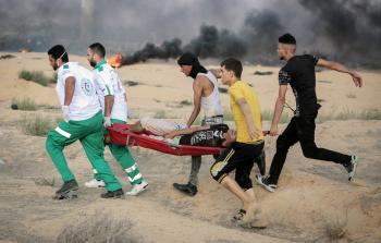 الطواقم الطبية تنقل جريحاً شرق غزة