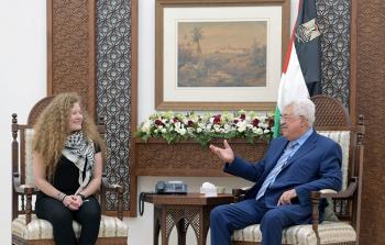 الرئيس محمود عباس خلال لقاء سابق مع عهد التميمي في رام الله