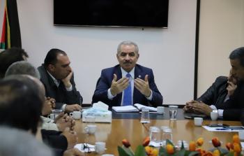 اشتية يلتقي رؤوساء لجان الخدمات الشعبية في المخيمات