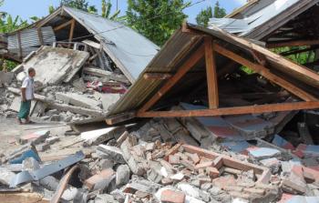 زلزال  يضرب جزيرة لومبوك  بإندونيسيا ويخلف  91 من الضحايا  جراء ذلك