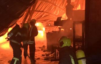 الدفاع المدني يسيطر على حريق اندلع بمصنع في الخليل