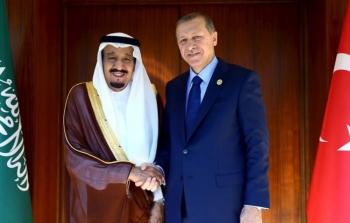 العاهل السعودي الملك سلمان بن عبد العزيز والرئيس التركي رجب طيب أردوغان