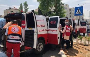 مسعفون ينقلون إصابات في حادث سير بالضفة الغربية