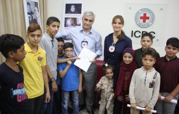واعد تنظم لقاءً بين أبناء الأسرى ومدير بعثة الصليب الأحمر بغزة