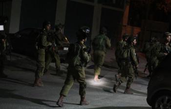 قوات الاحتلال تشن حملة مداهمات واعتقالات في مدن الضفة