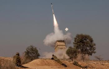 لحظة اطلاق صاروخ من القبة الحديدية الإسرائيلية لاعتراض آخر