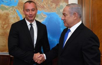 ملادينوف يلتقى نتنياهو ويبحث معه الأوضاع في غزة
