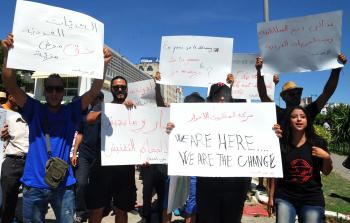 تونسيون يتظاهرون ضد منع الافطار العلني في شهر رمضان