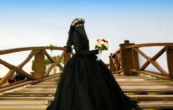 عروس بفستان زفاف أسود