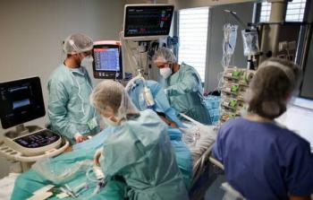 أطباء فرنسيون يحاولون إنقاذ حياة مريض بفيروس كورونا المستجد في مستشفى قرب باريس