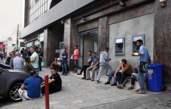موظفون أمام بنك فلسطين في غزة ينتظرون صرف رواتبهم