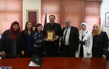 صيدم يكرّم ممثلة مؤسسة ار تي أم الإيطالية لانتهاء عملها في فلسطين.JPG