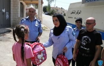 الشرطة وبالشراكة مع اقليم حركة فتح - رام الله والبيرة توزع حقائب مدرسية على الطلاب والطالبات