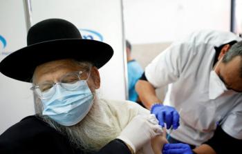 مسن إسرائيلي يتلقى اللقاح - أرشيفية 