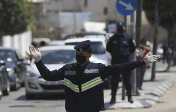 شرطي مرور في غزة يرتدي الكمامة - توضيحية