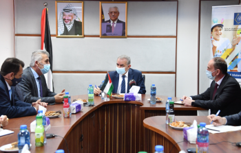 اشتيه خلال زيارته لصندوق إقراض البلديات