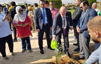 السفير الإسرائيلي يغرس شجرة زيتون في مصر