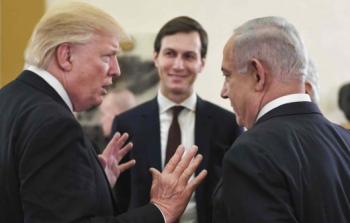 بنيامين نتنياهو رئيس الوزراء الإسرائيلي مع الرئيس الأمريكي دونالد ترامب وصهره