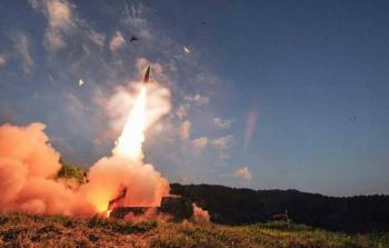 كوريا الجنوبية تطلق صاروخا خلال تدريب أميركي مشترك.