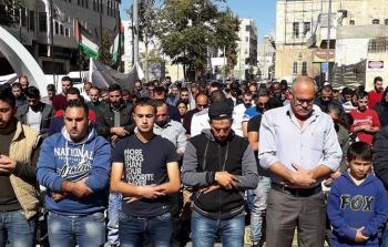 مواطنون يؤدون صلاة الجمعة وسط الخليل رفضا لقانون الضمان الاجتماعي الفلسطيني 