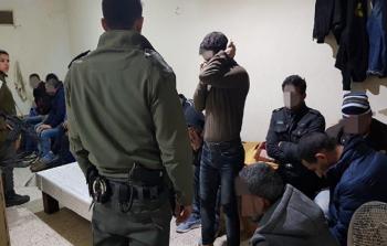 الاحتلال يعتقل 14 عاملا من قطاع غزة -ارشيف-