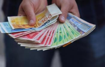 بدء صرف 700 شيكل للعمال وفق هذه المعايير